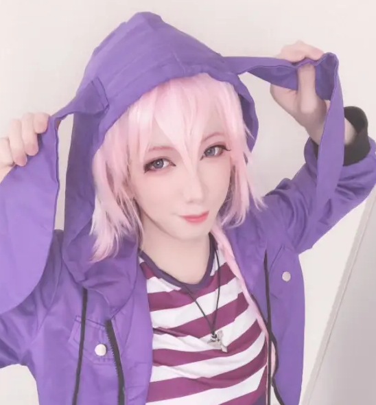 最近在推特上有一位特别火的女装大佬,他叫makina.