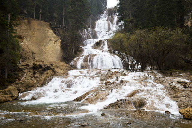 世界落差最大的钙华叠瀑布扎嘎瀑布