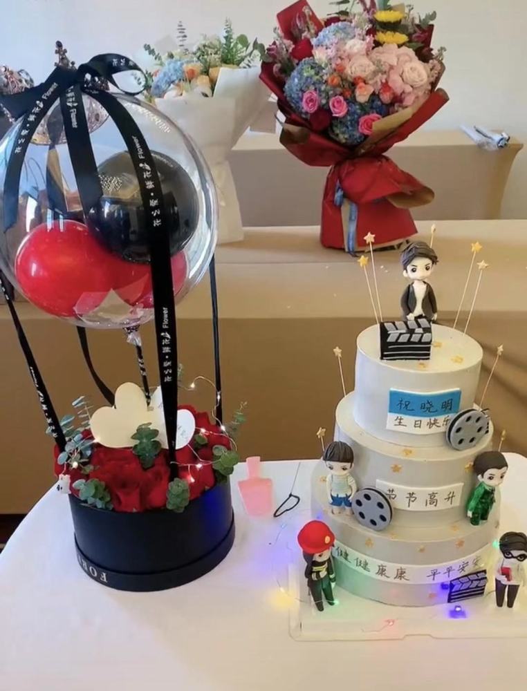 黄晓明|黄晓明被老婆忽视，生日宴大吼“面呢”，baby上线十次不表态