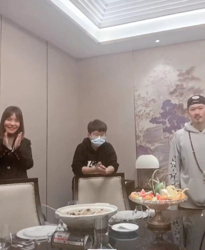 黄晓明|黄晓明被老婆忽视，生日宴大吼“面呢”，baby上线十次不表态