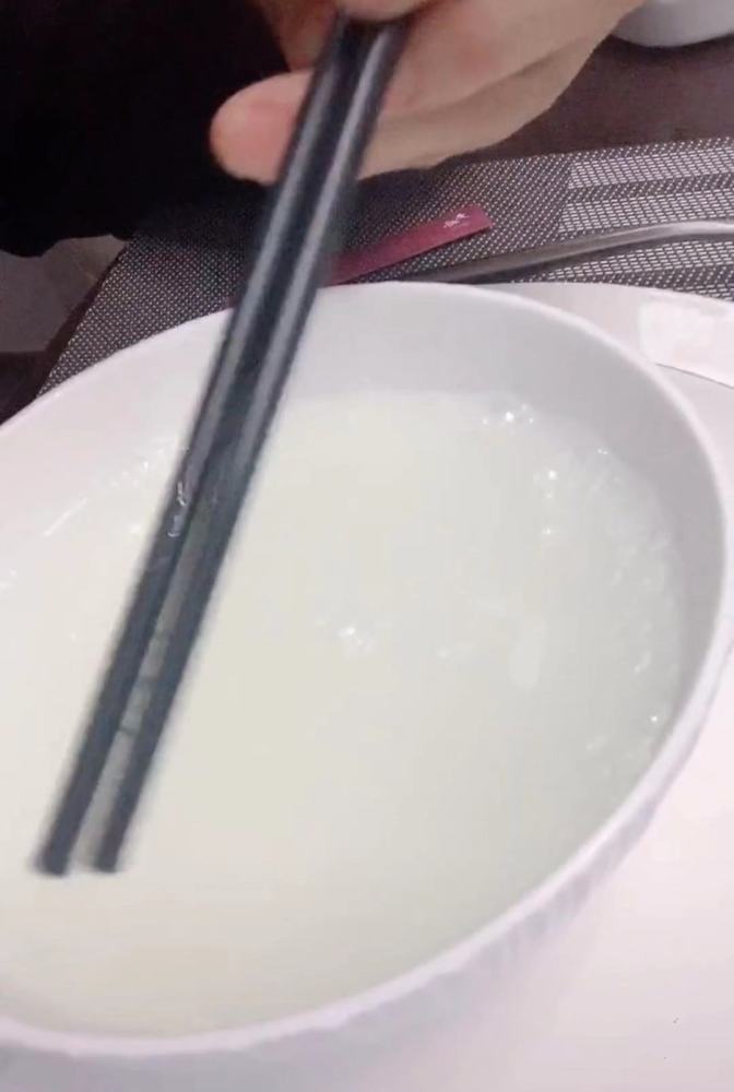 黄晓明|黄晓明被老婆忽视，生日宴大吼“面呢”，baby上线十次不表态