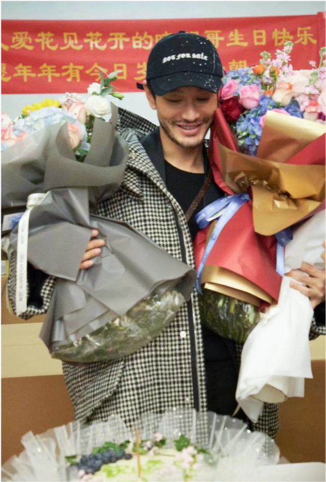 黄晓明|黄晓明被老婆忽视，生日宴大吼“面呢”，baby上线十次不表态