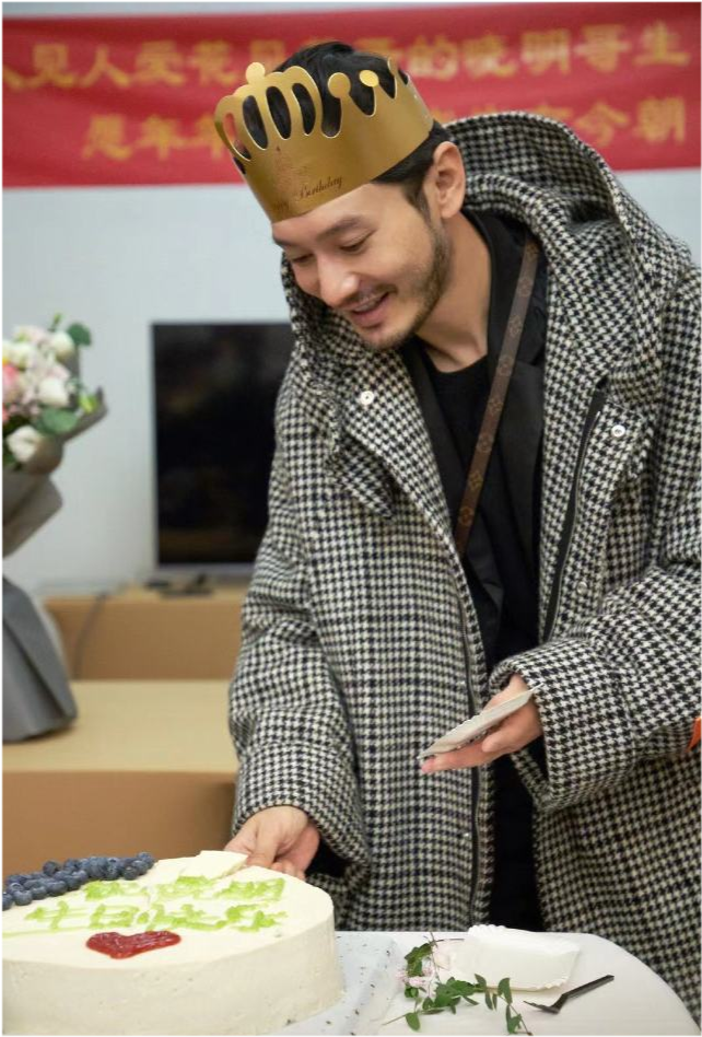 黄晓明|黄晓明被老婆忽视，生日宴大吼“面呢”，baby上线十次不表态