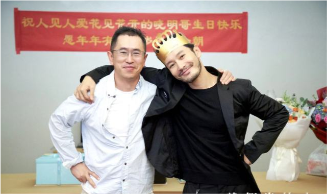 黄晓明|黄晓明被老婆忽视，生日宴大吼“面呢”，baby上线十次不表态