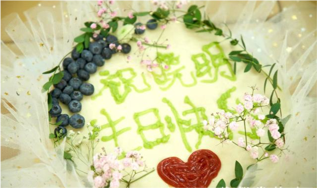 黄晓明|黄晓明被老婆忽视，生日宴大吼“面呢”，baby上线十次不表态