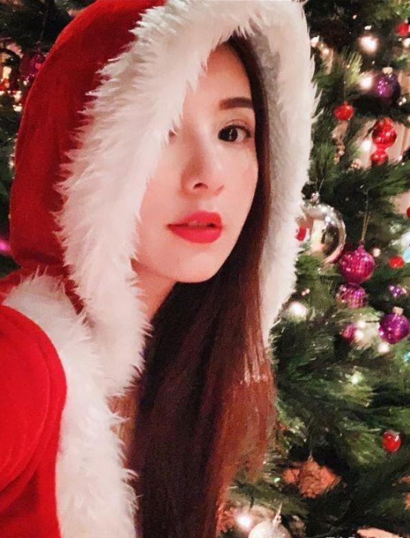 方媛|方媛晒近照带女儿提前欢度圣诞，女儿戴粉色小口罩露侧颜活泼又可爱