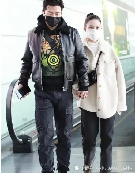 窦骁|窦骁携女友现身机场，气氛甜蜜引热议，和赌王女儿感情相当稳定