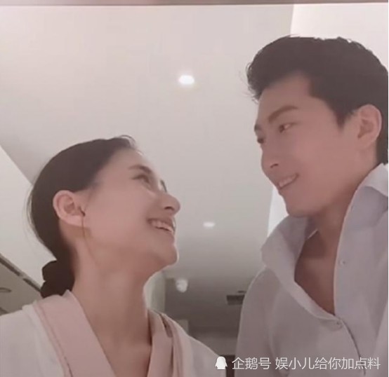 窦骁|窦骁携女友现身机场，气氛甜蜜引热议，和赌王女儿感情相当稳定