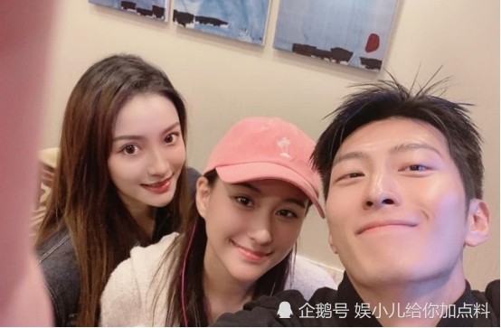 窦骁|窦骁携女友现身机场，气氛甜蜜引热议，和赌王女儿感情相当稳定