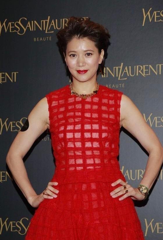 袁咏仪原来也这么会玩,"敖丙头"配"例假裙",喜庆得像个火娃_腾讯新闻