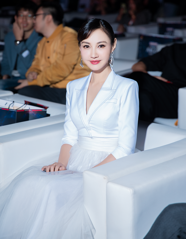 江玉燕近照罕见曝光一袭白衣出席活动嫩如少女撞脸杨颖