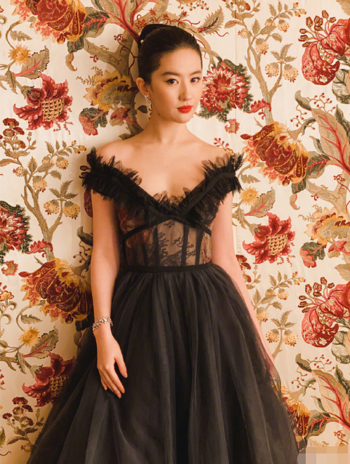 刘亦菲|时隔9个月刘亦菲终于回国，晒合照感谢防疫人员，穿低领衣秀小蛮腰