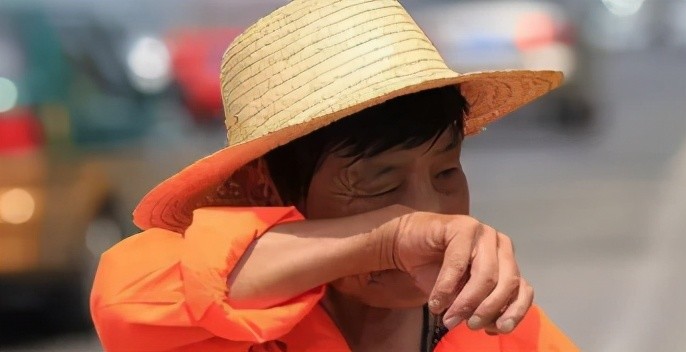 51岁环卫工妈妈哭诉:辛苦供女儿读大学,她毕业后竟要当环卫工人!