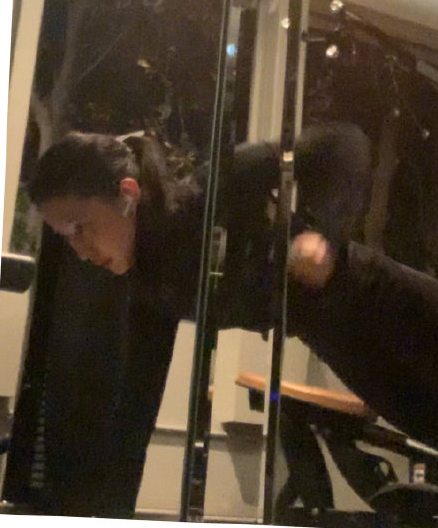 刘亦菲|时隔9个月刘亦菲终于回国，晒合照感谢防疫人员，穿低领衣秀小蛮腰