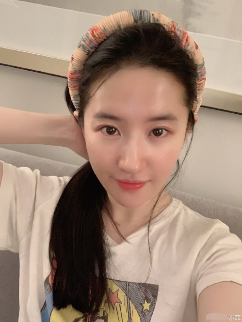 刘亦菲|时隔9个月刘亦菲终于回国，晒合照感谢防疫人员，穿低领衣秀小蛮腰