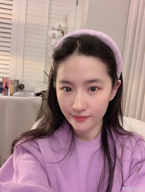 刘亦菲|时隔9个月刘亦菲终于回国，晒合照感谢防疫人员，穿低领衣秀小蛮腰