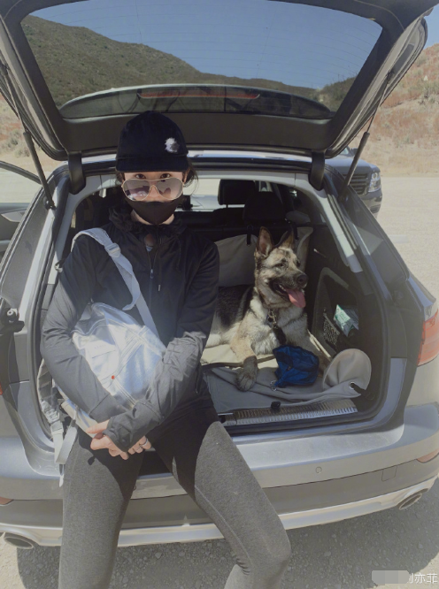 刘亦菲|时隔9个月刘亦菲终于回国，晒合照感谢防疫人员，穿低领衣秀小蛮腰