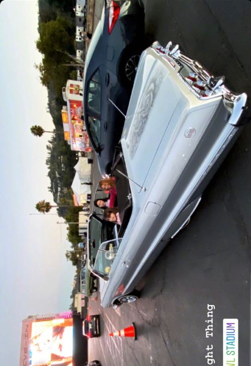 刘亦菲|时隔9个月刘亦菲终于回国，晒合照感谢防疫人员，穿低领衣秀小蛮腰