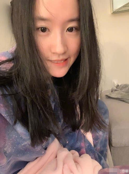 刘亦菲|时隔9个月刘亦菲终于回国，晒合照感谢防疫人员，穿低领衣秀小蛮腰