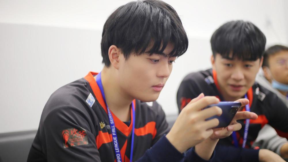 汤汤作为一位新人,无论是射手还是打野都能玩,刚好