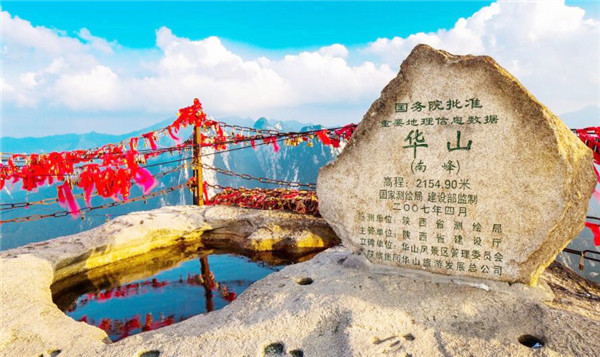 并且,仰天池周围遍布岩石,同时还处于华山的顶点,也没有发现地下水