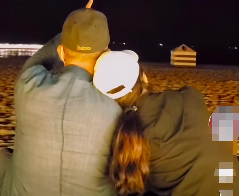 黄海波|黄海波表演课堂曝光，与女生面对面眼神直勾勾，男同学听课得歪头