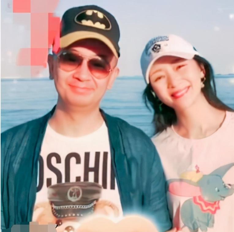 黄海波|黄海波表演课堂曝光，与女生面对面眼神直勾勾，男同学听课得歪头