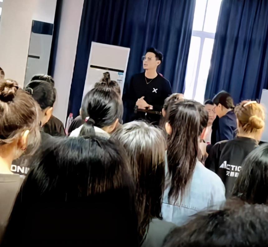 黄海波|黄海波表演课堂曝光，与女生面对面眼神直勾勾，男同学听课得歪头