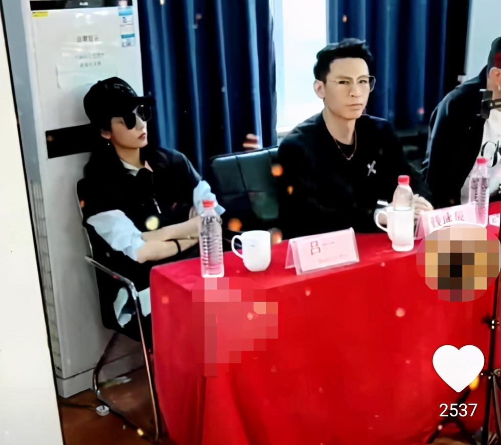 黄海波|黄海波表演课堂曝光，与女生面对面眼神直勾勾，男同学听课得歪头