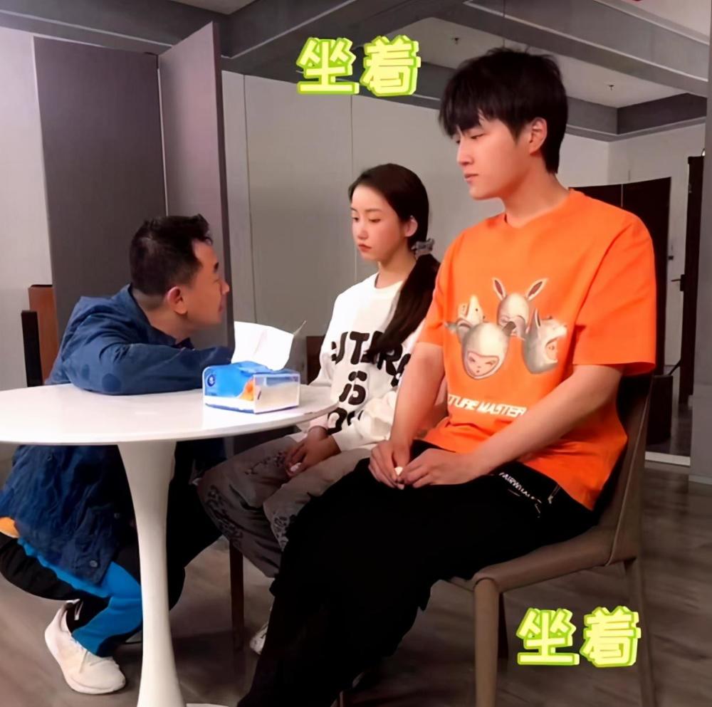 黄海波|黄海波表演课堂曝光，与女生面对面眼神直勾勾，男同学听课得歪头