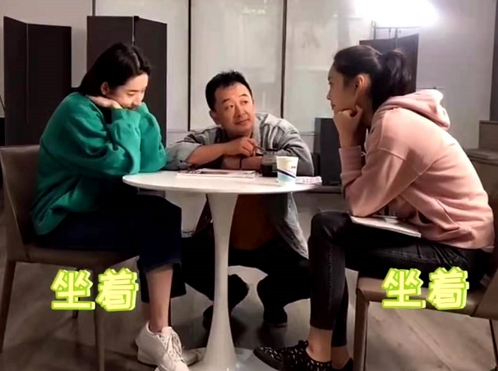 黄海波|黄海波表演课堂曝光，与女生面对面眼神直勾勾，男同学听课得歪头