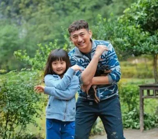 孙莉|43岁孙莉大秀舞姿腰间赘肉抢镜，怕是被黄老师这个煮夫喂肥的