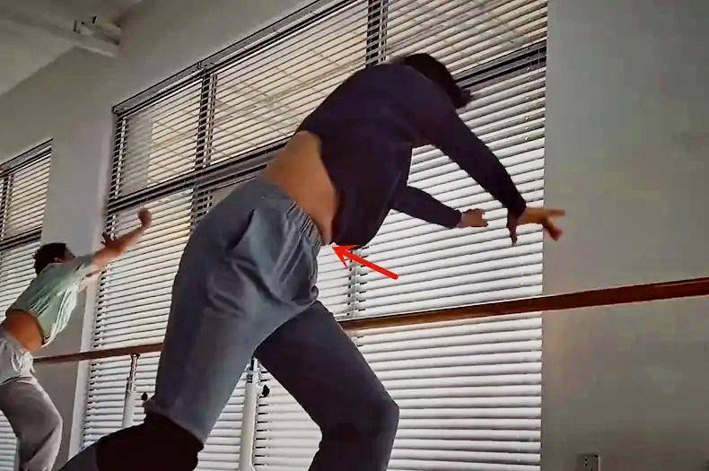 孙莉|43岁孙莉大秀舞姿腰间赘肉抢镜，怕是被黄老师这个煮夫喂肥的