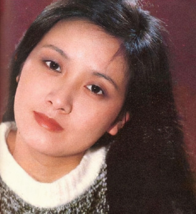 她是张国立前妻,张默生母,被张国立抛弃后,如今怎样了?