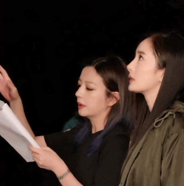 杨幂赵薇同框侧颜对比,赵薇骨相好绝,成熟气质赢得彻底_腾讯新闻