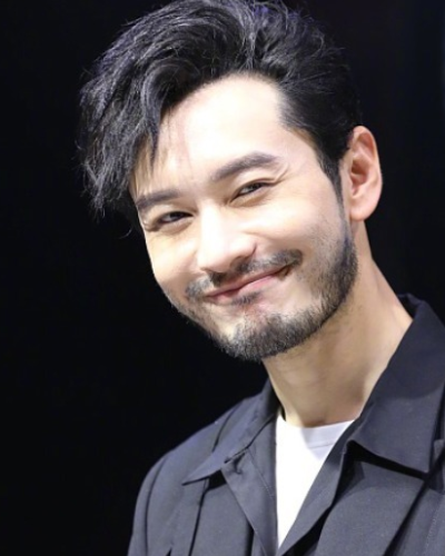 陈晓在《冰与火》里面饰演的角色是个胡子大叔,就让人看上去,完全和之