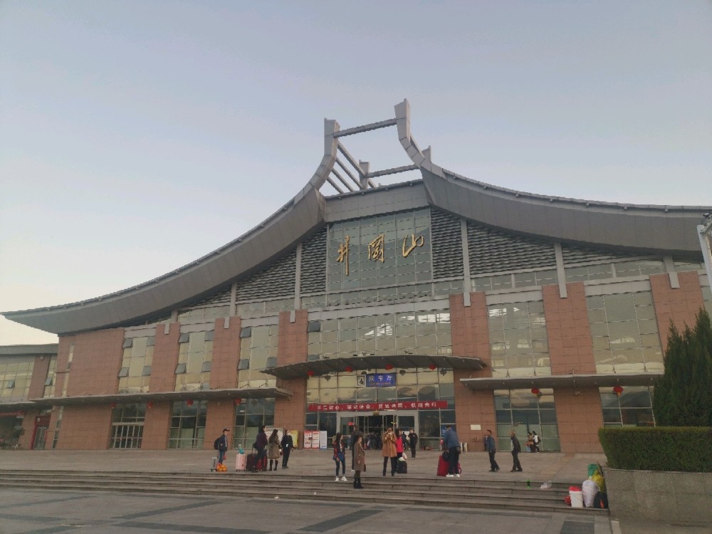 夕阳下的井冈山火车站