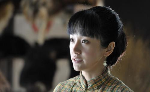 其实相比于娱乐圈中其他美女演员,陶飞霏的颜值并不算出众,可能这也是