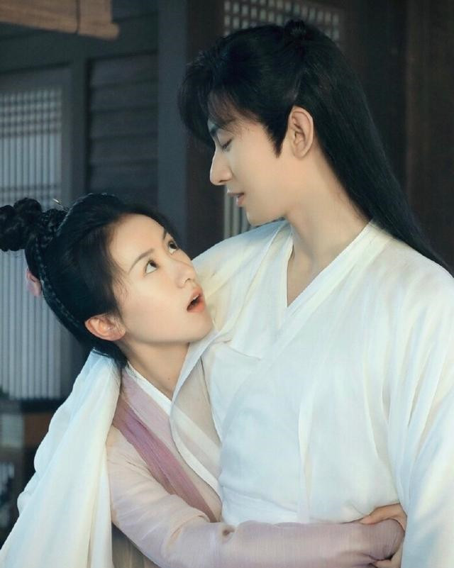 她是褚璇玑原定人选因辨识度低惨遭替换意外成就了袁冰妍