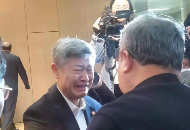 西安交大书记离任,校长拥抱落泪,网友:成都大学反思下?