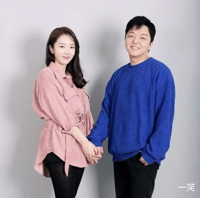 34岁裴涩琪婚礼现场首曝光与小2岁老公甜蜜对视灿笑超恩爱