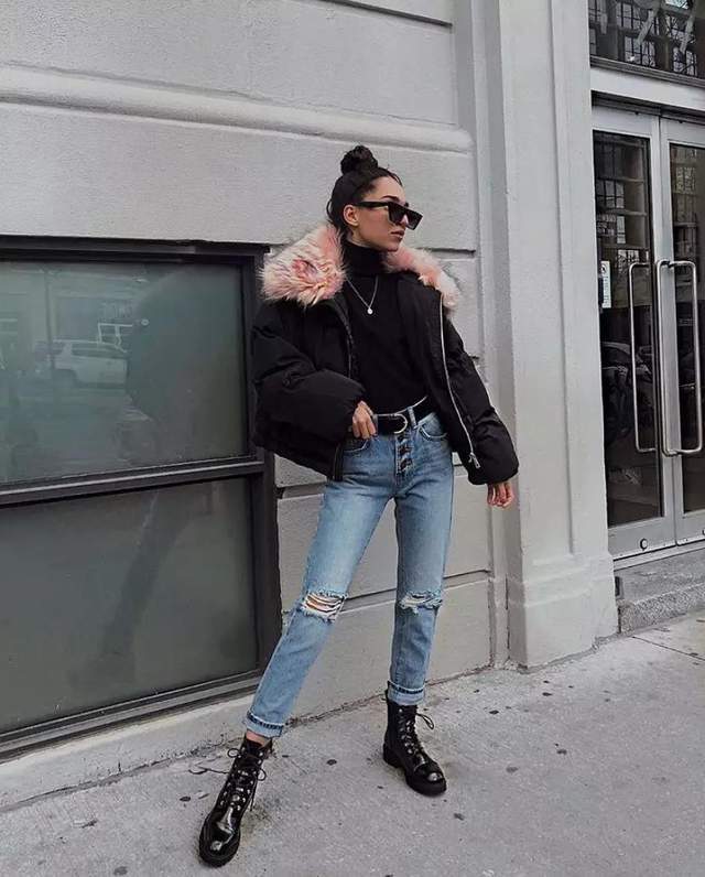 在马丁靴搭配外套时, 小个子女生只需要注意对于外套长度的选择就可以