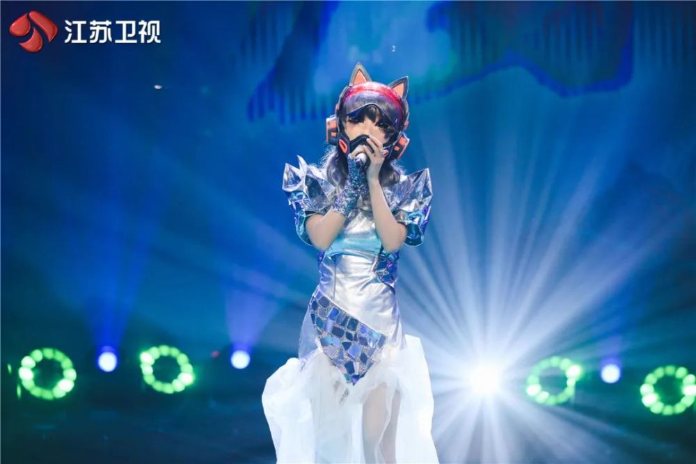 蒙面唱将猜猜猜三栖女神惊艳登场猜评团齐秀螃蟹舞