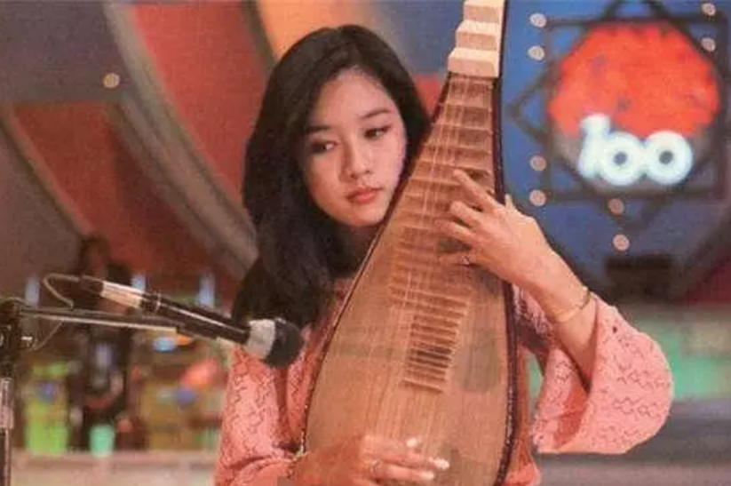 58岁吕秀菱罕见曝近照,时隔39年与钟镇涛合照,俊男靓女仍般配_腾讯