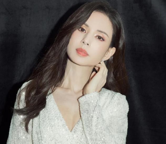 颜值|有事业有颜值有身材，女人活成李若彤王菲这样，还不让人羡慕吗