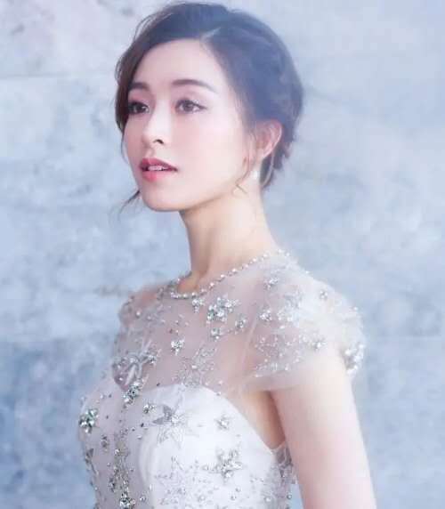 谢霆锋|谢霆锋对她一见钟情，陈冠希为追她戒烟，今美若天仙成百亿阔太