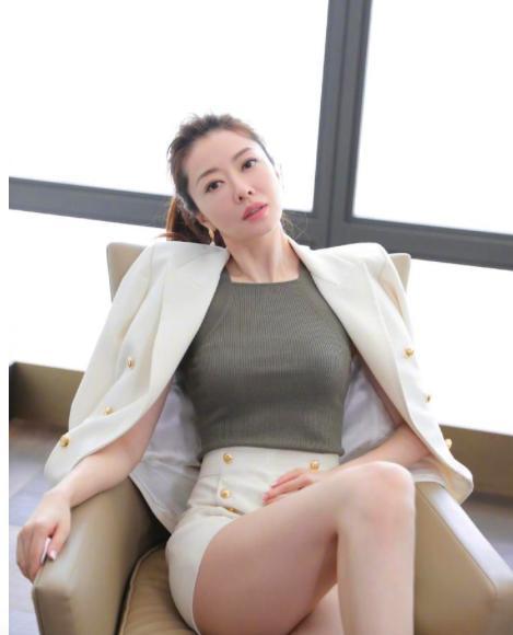 熊黛林小女儿责任感强逛街帮郭可颂拿包走路主动牵姐姐手你觉得懂事吗