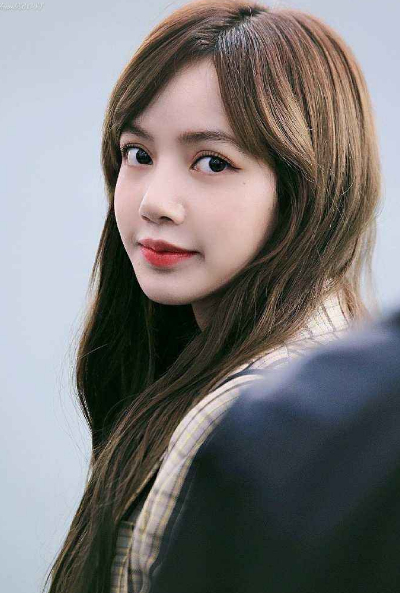 难怪lisa一直是刘海造型,当她掀起头发后,瞬间明白了!