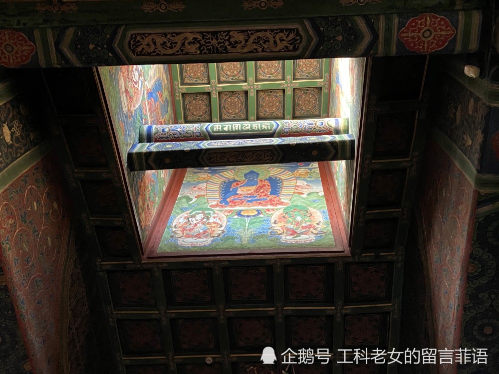 雍和宫|雍和宫之一缕夕阳照进佛堂