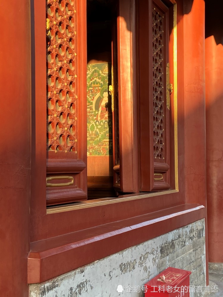 雍和宫|雍和宫之一缕夕阳照进佛堂